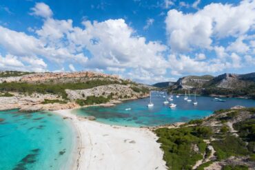 Pantai indah Mallorca yang sedang trending di Google Trends 202